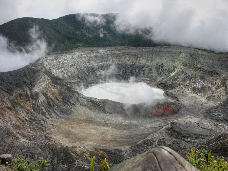 Poás crater